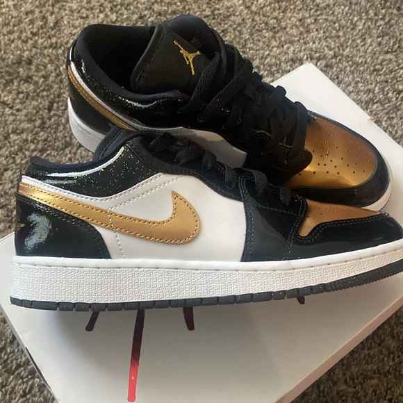 Nike Gold and black shoes - Picture 2 of 6